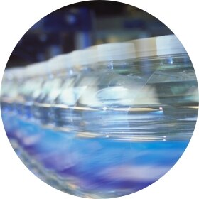 Imagen de botellas fuera de foco