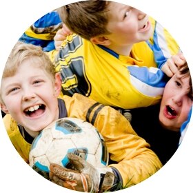 Niños jugando al fútbol