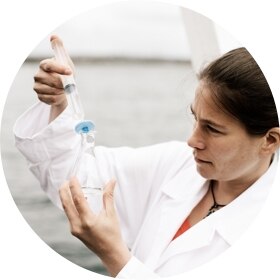 Mujer científica analizando botella
